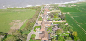 2 minutes to Happisburgh beach and lighthouse views - dog friendly Norfolk